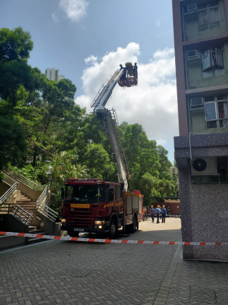 消防員到場用雲梯將男子救下。梁國峰攝