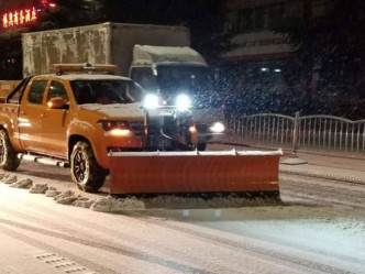 河南鄭州出動鏟雪車。 網上圖片