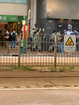 元朗大马路有警员巡逻。 ‎Janice Cheung‎ 网民图片 facebook群组香港突发事故报料区