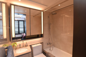 浴室设有大镜，方便整理仪容。（1A座28楼A室，经改动连装修示范单位）