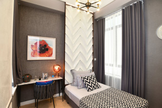 客房面积间隔方正，设计以几何图案及黑白两色为主。