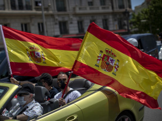 有示威者挥动西班牙国旗高叫桑切斯下台的口号。AP