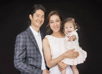 鍾嘉欣、其丈夫Jeremy Leung和長女Kelly。資料圖片