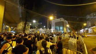 过百人荔枝角收押所声援被捕示威者