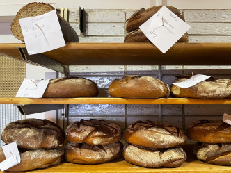 面包店展示的啤酒烤面包。AP图片
