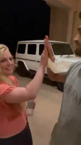 Britney Spears仲同男友興奮擊掌。