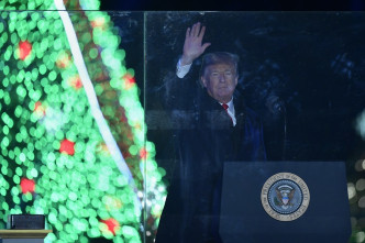 特朗普和夫人梅拉尼娅按照传统，在白宫后面一个公园内，主持「国家圣诞树」亮灯仪式。美联社