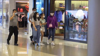日前，甘比陪大女秀樺（左）和其同學仔去IFC行街，同行仲有保鑣跟實。