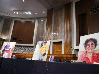 民主党放置相片的人物，均是医保计划受惠者。AP图片