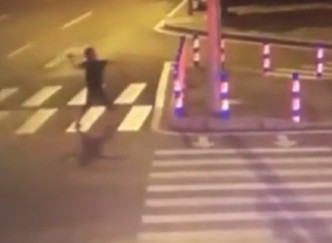 重慶男子破壞交通燈。網上圖片