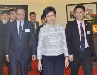 左起：警务处处长卢伟聪，行政长官林郑月娥，香港警察队员佐级协会主席陈祖光。