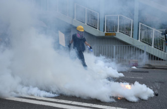 警方在安乐路及泰祥街一带持续施放催泪烟。