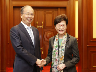 林鄭月與中國證監會主席易會滿（左）會面。政府新聞處圖片