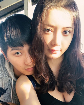 小煜今日于社交网宣布跟拍拖一年的28岁护理师「言言」结婚。