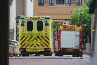 受伤女生由救护车送院。