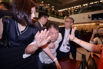 評論批評在區議會中煽暴縱暴、在立法會上搗亂破壞的人已成為香港繁榮穩定的最大絆腳石。資料圖片