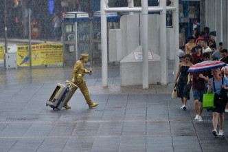 明日繼續雨勢有時頗大。