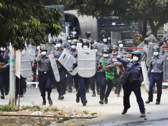 军方采取一连串武力行动对付示威者。AP图片