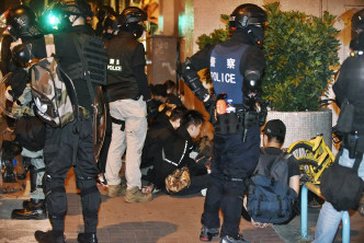 警方进入屯门兆轩苑搜查拘捕市民。资料图片