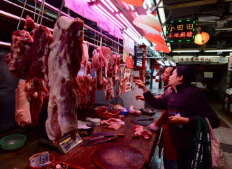 有猪肉档档主则指，价格比平时贵两成。