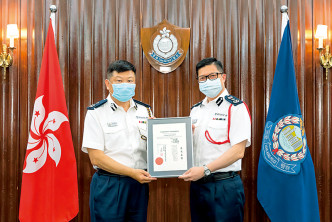 警務處處長鄧炳強（右）向輔警總監楊祖賜頒授處長嘉獎。《警聲》圖片