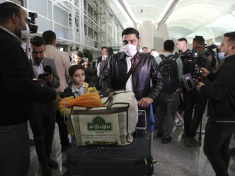 难民乘坐航机抵达伊拉克北部埃尔比勒机场。AP图