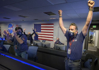 加州地面控制中心，美國太空總署人員得悉毅力號成功著陸後，隨即歡呼慶祝。AP圖片