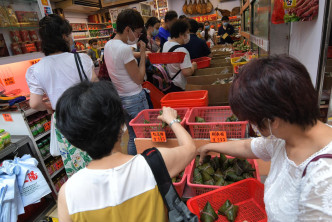 市民买糉子应节。