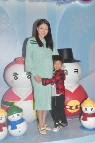 李潔瑩今晚帶兒子「小春雞」出席活動。