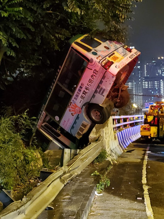 小巴两轮悬空，险跌落天桥。