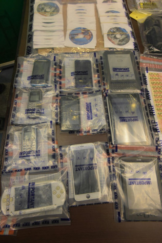 警方檢獲爆竊案中部分失物、2個冰壺及14萬港元現金。黃文威攝