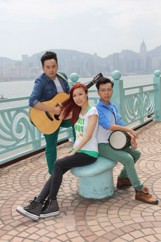 13年Mischa跟演藝學院音樂系同學袁偉峰Mike（左）和羅健邦Pong組成Trekkerz出道。