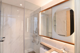 浴室鋪有白色雲石，且採白光照明，柔和亮麗。