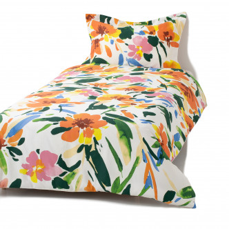 寝具套装以浅色调为主，表面印有花卉图案，以柔软耐用的100%棉质制成。