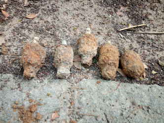 大潭郊遊徑發現共5枚戰時手榴彈。警方爆炸品處理課提供圖片