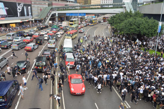 大批市民今早衝出龍和道及夏慤道。