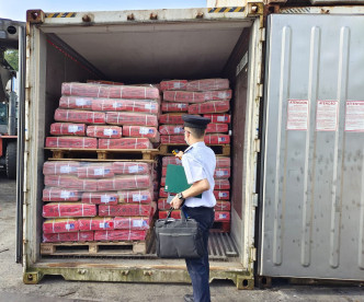 貨櫃場內警方發現過千噸凍肉。警方圖片