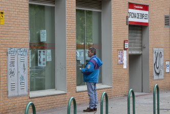 西班牙容许部分地区民众恢复有限度社交活动。 AP图