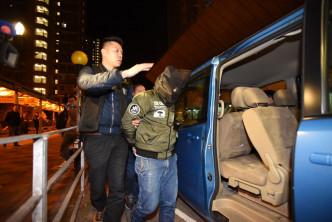 一名男子涉嫌涉先後打劫九龍城一間便利店，被警方拘捕。