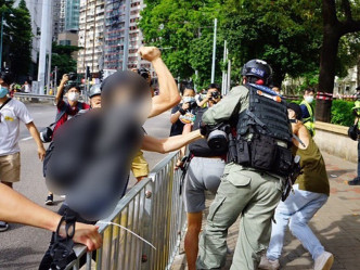 一名防暴警員於7.1示威期間，在銅鑼灣被示威者刺傷手臂。學媒新聞圖片