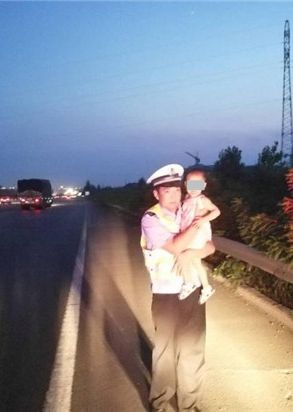 巡逻民警在高速公路发现哭著走著的小女孩。网图