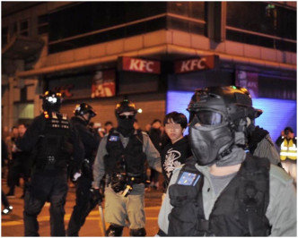 警方在砵蘭街一食肆內制服並帶走一名少年。浸大編委FB圖片