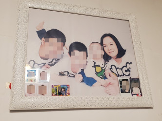 顏家客廳懸掛夫婦二人在兩名兒子年幼時到影樓拍攝的照片。