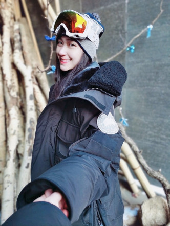 何超莲早前上载滑雪照片到社交平台，她所穿的是Canada Goose长身羽绒外套。（图片来源: IG@laurinda_ho）