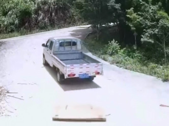 刘男驾驶货车，直接辗过在纸皮中的孩子。影片截图