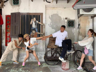 姜皓文夫妇分享槟城大热的姊弟壁画街及心得。