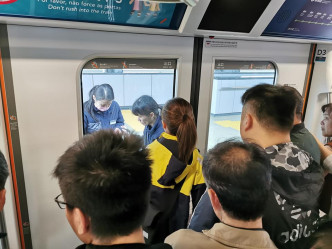 列车车门无法打开。澳门网民Dennis Lau图片