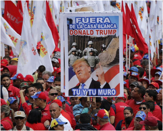 支持马杜罗的群众上街游行示威。AP