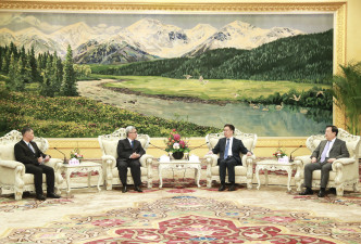 韩正在北京人民大会堂会见澳门保安司司长黄少泽率领的澳门纪律部队高层代表团。新华社图片