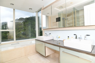 浴室活動空間充裕，有鏡櫃及雙洗手盆等設備。